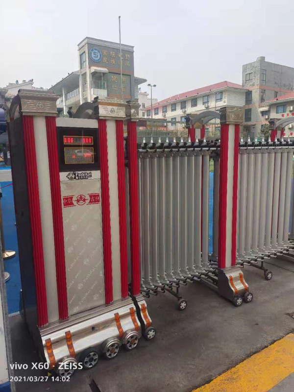 伸缩门