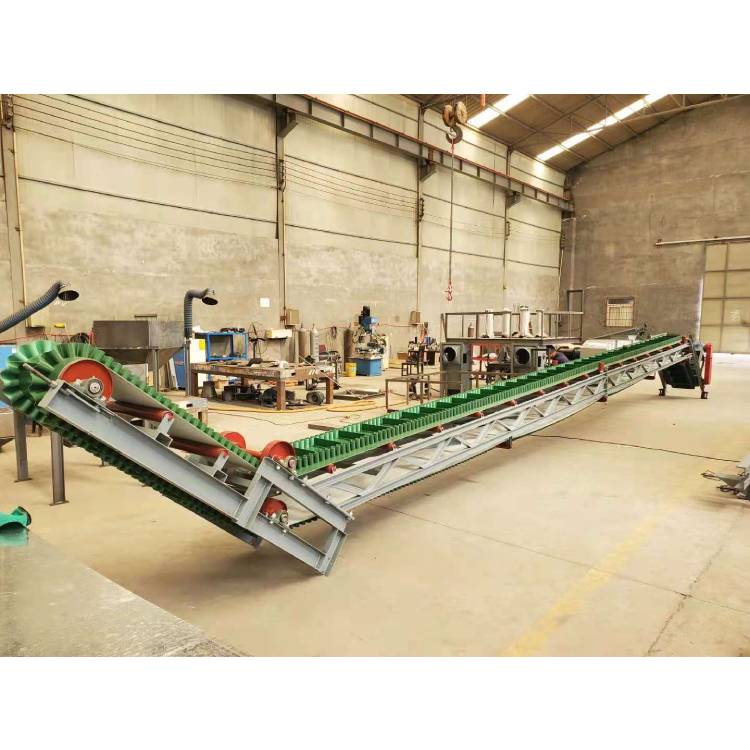 矿用爬坡输送机