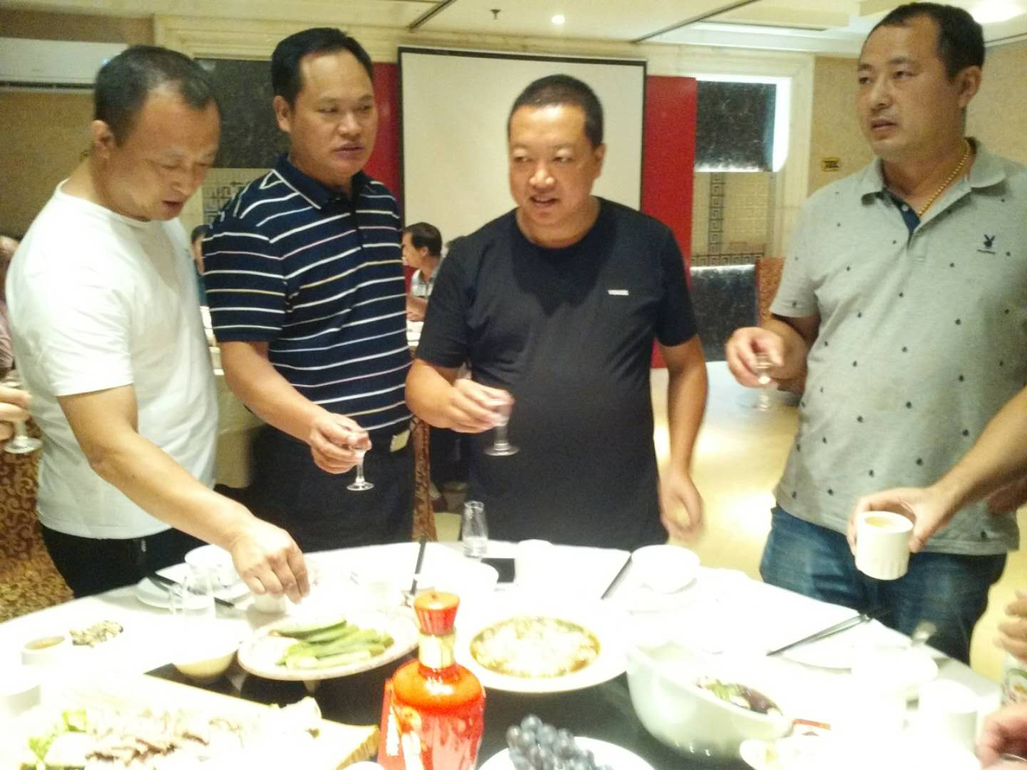 2018年7月29日，新乡市川渝商会在新飞大道川杭居举行了庆“八一”座谈会。商会顾问团成员、部分会员及在新乡市工作的川渝籍复转***人近30人参加了座谈会。01