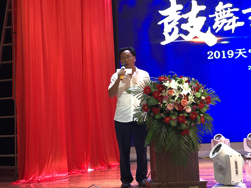河南科技学院百农207育种人、欧行奇教授在经销商会议上作小麦管理培训（2020年）