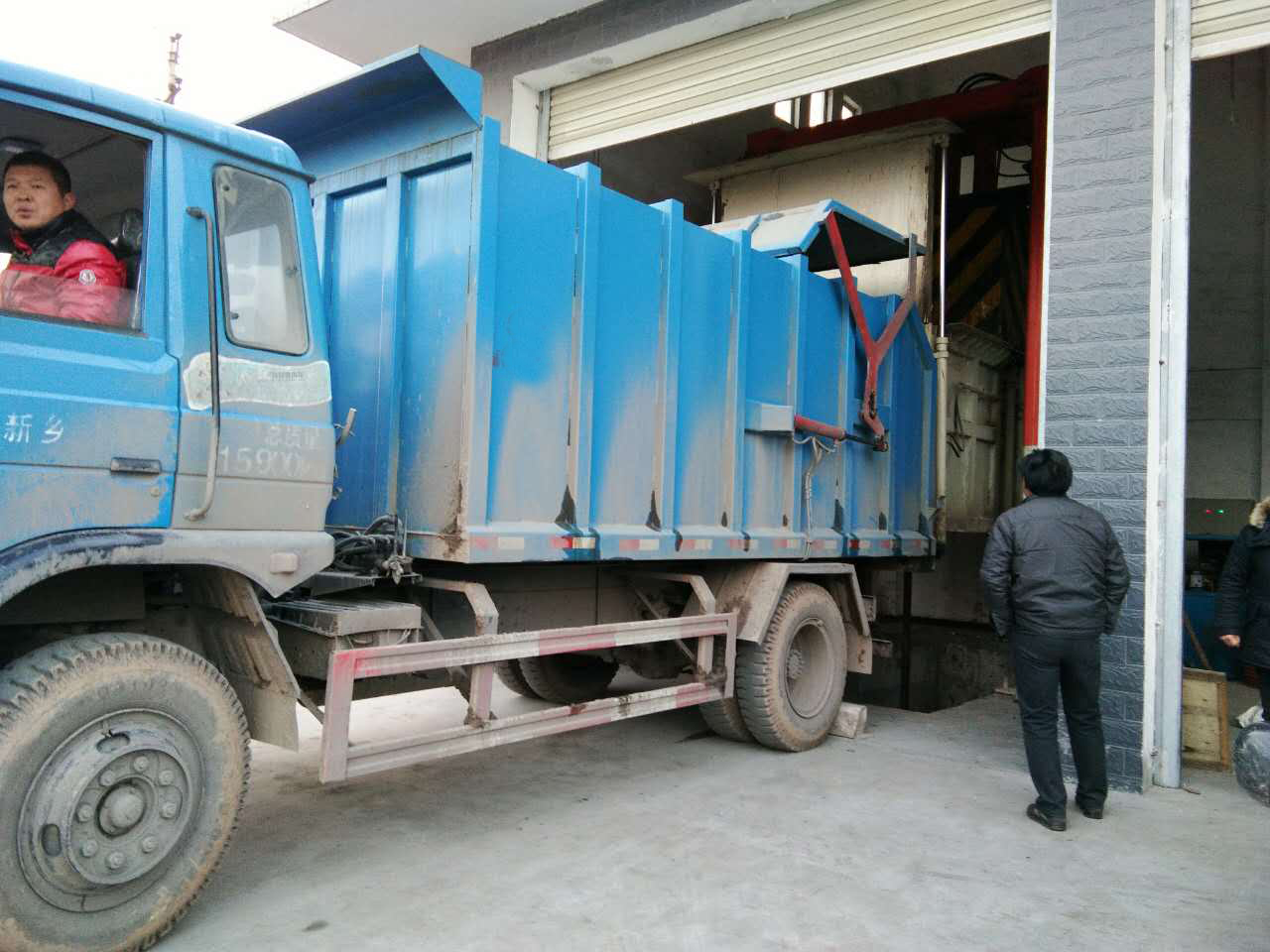 垂直式垃圾站压缩设备与对接车