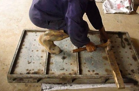 敲钉脱模