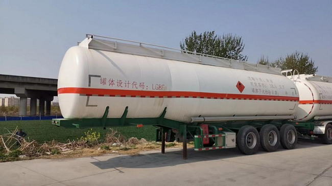 ▲诚德-运油半挂车 ▲诚德-运油半挂车
