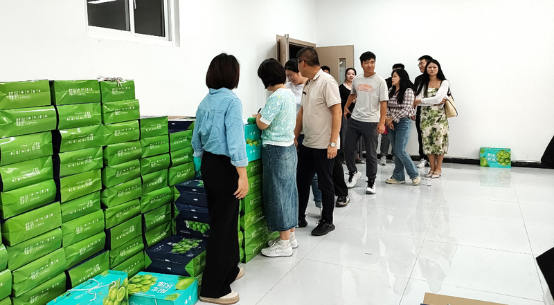 双节同庆 情暖人心丨我校为教职工发放双节福利