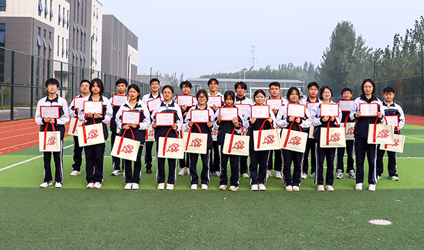 我校学生在“青春庆华诞 青声诵爱国