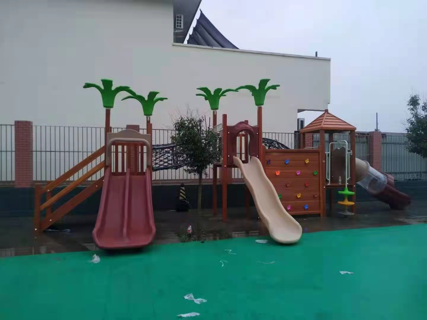 幼儿园小滑梯
