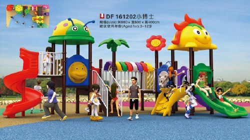 幼儿园木质小房子滑梯