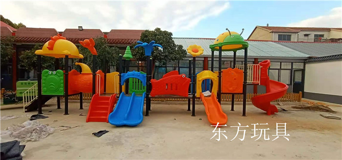 儿童塑料滑梯