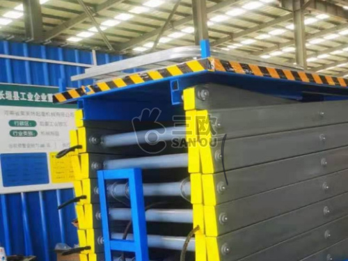 四轮牵引式液压升降平台