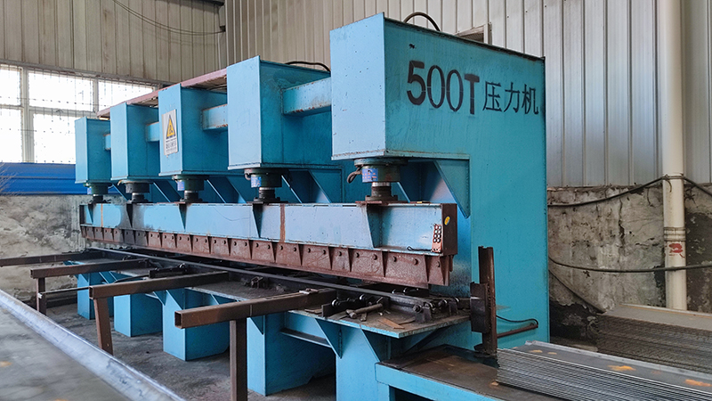 500吨压力机