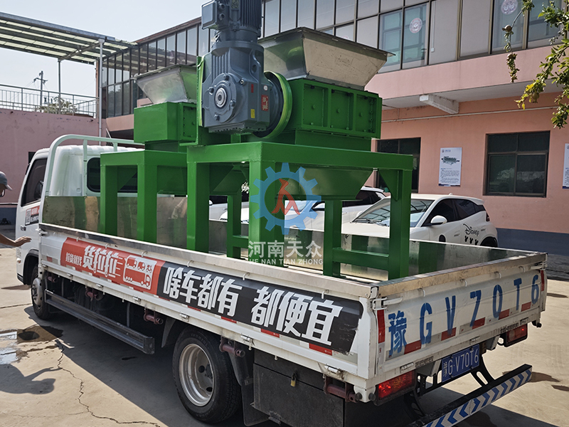 雙軸撕碎機發(fā)貨中