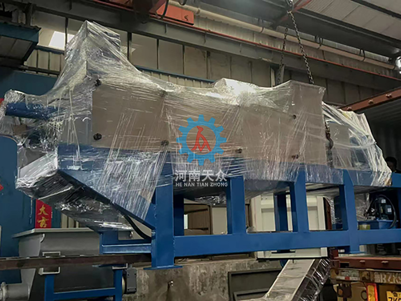 YZJ-500双螺旋压榨机发往青岛港