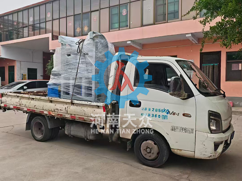 客户定制挂桶提升机发货