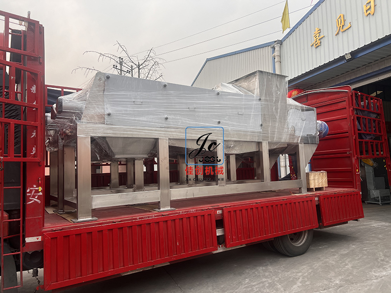 兩臺全304不銹鋼變徑壓榨機發(fā)貨