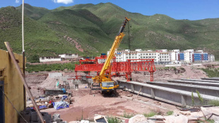 西藏昌都40-160型架桥机现场图