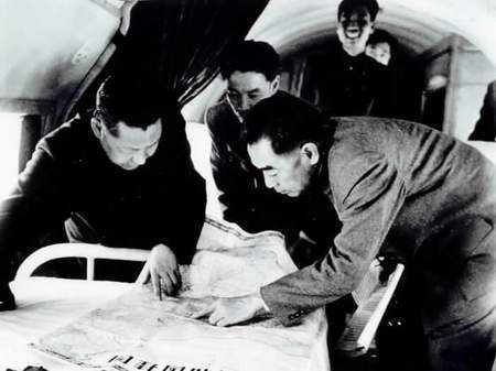 1958年4月，周恩来与习仲勋在河南视察时，在飞机上研究资料