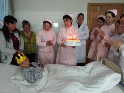 医护人员为患儿过生日