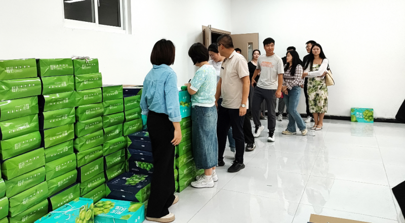 双节同庆 情暖人心丨我校为教职工发放双节福利