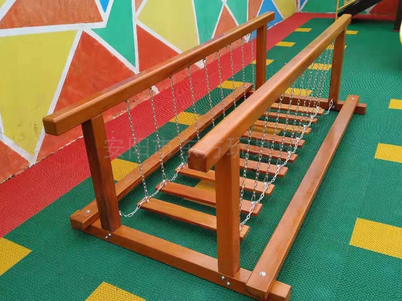 幼儿园晃动独木桥