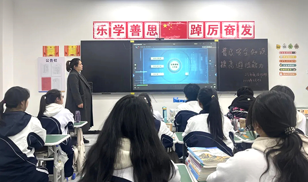 我校召开“普及安全知识·提高避险能力”安全教育主题班会