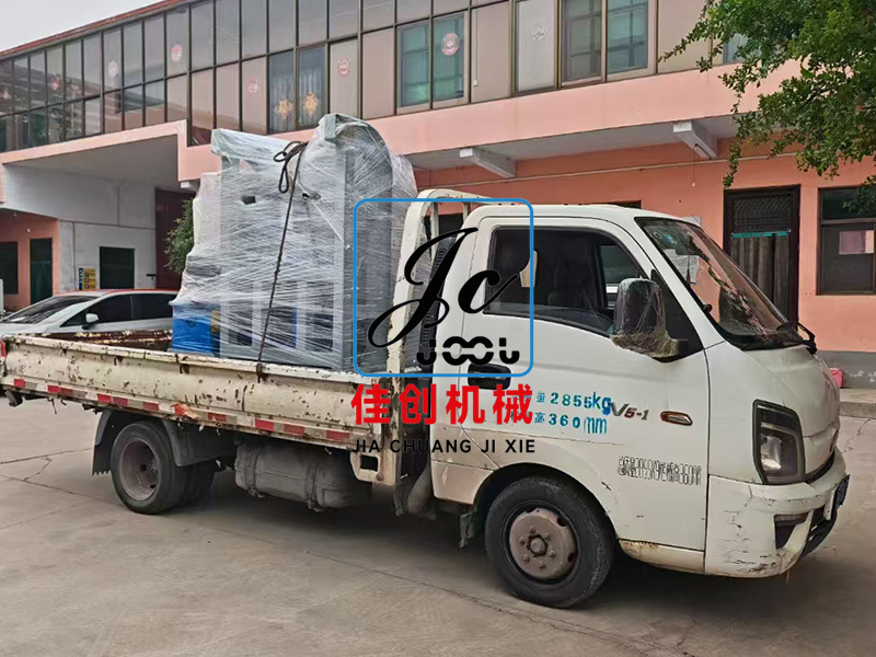客户定制挂桶提升机发货