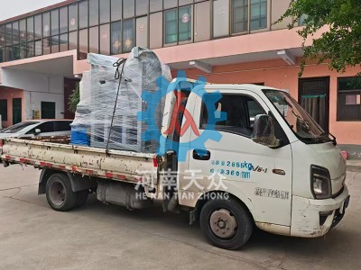 客户定制挂桶提升机发货