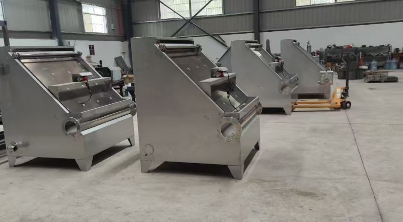 蛋雞廠雞糞壓榨處理方案  雞糞斜篩壓榨機加重型雞糞擠干脫水機