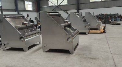 蛋鸡厂鸡粪压榨处理方案  鸡粪斜筛压榨机加重型鸡粪挤干脱水机