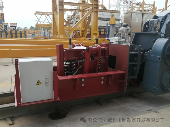 我公司液压夹轨器配套徐工设备装机照片