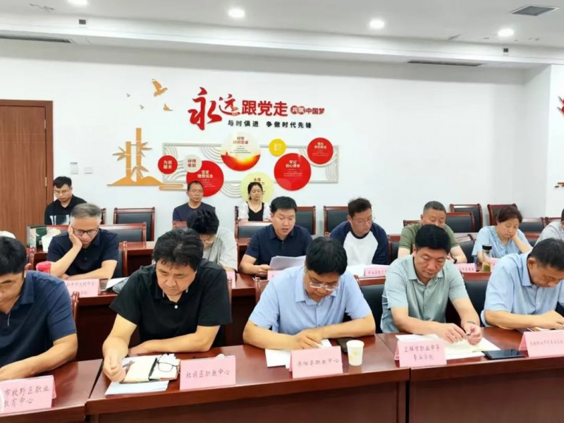 校长朱超飞在全市教育管理者核心能力提升会议上做典型经验交流