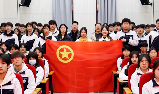 首场开讲！共青团红旗区委 “青听青说” 宣讲团首站走进我校