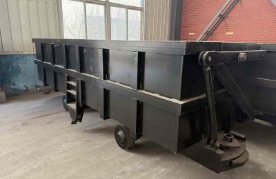 曲轨侧卸式矿车