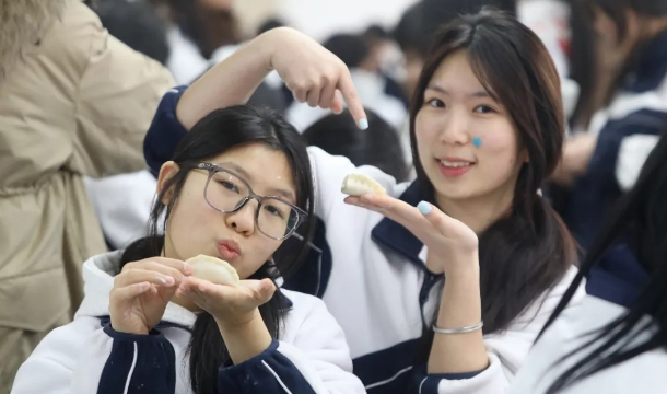 冬至包饺子，温暖满校园