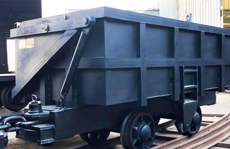 曲轨侧卸式矿车