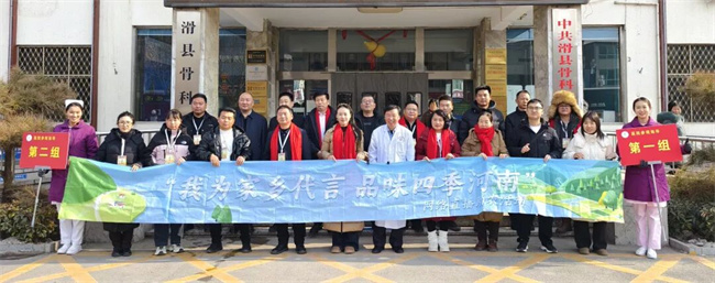 参观团部分人员合影