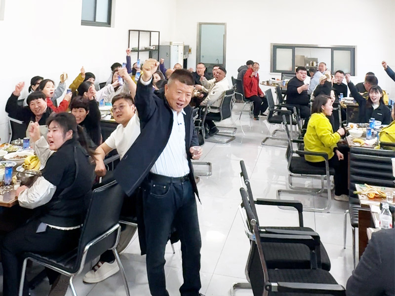 举杯同庆，共话情谊