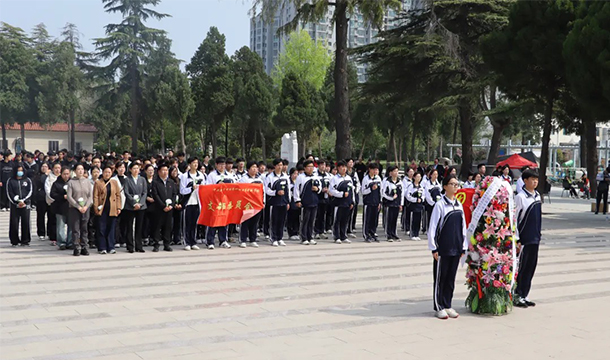 红旗区教体局与我校联合开展清明节烈士陵园祭扫活动