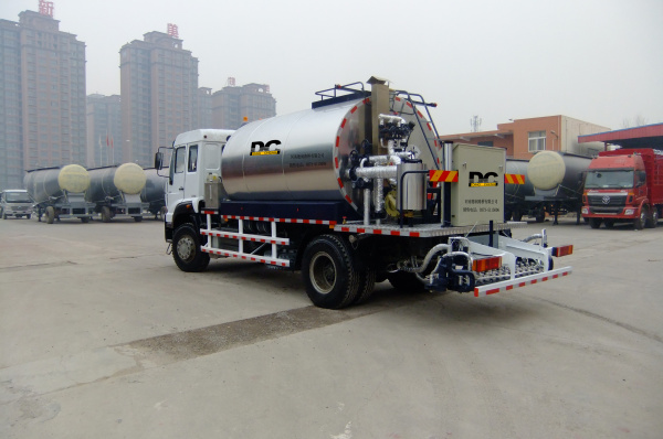 8方洒布车45度.jpg