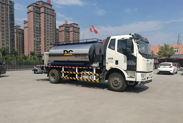 HTN5162GLQ   国五排放沥青洒布车