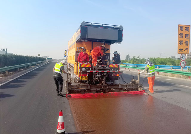 路面冷铺车
