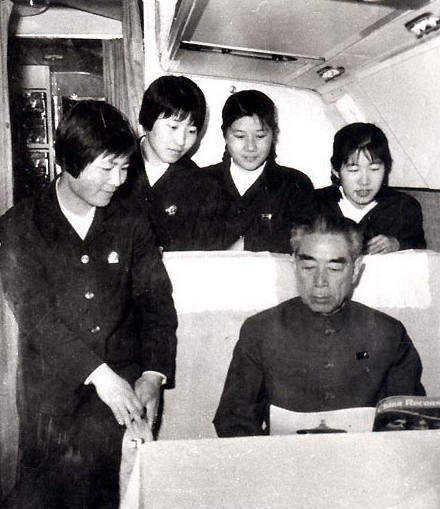 周恩来总理与梁秀荣老师(后排右一)
