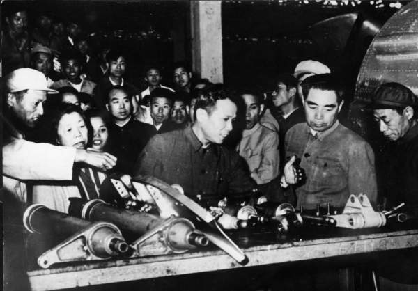 1962年6月，周恩来视察沈阳飞机厂