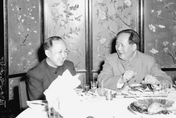 1956年2月钱学森向中央提出《建立中国国防航空工业的意见》