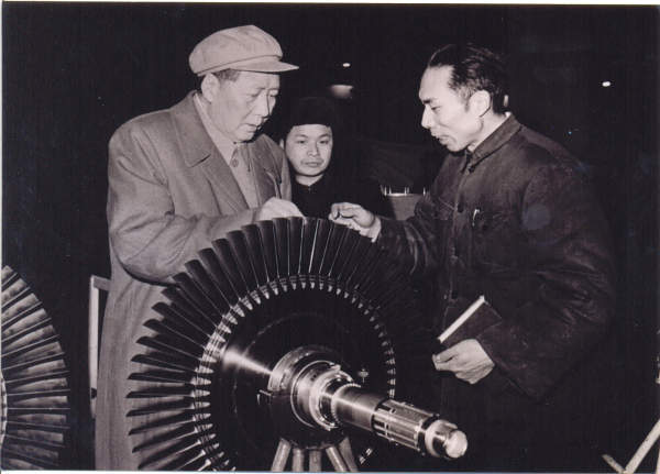 1958年，毛主席视察沈阳航空发动机厂