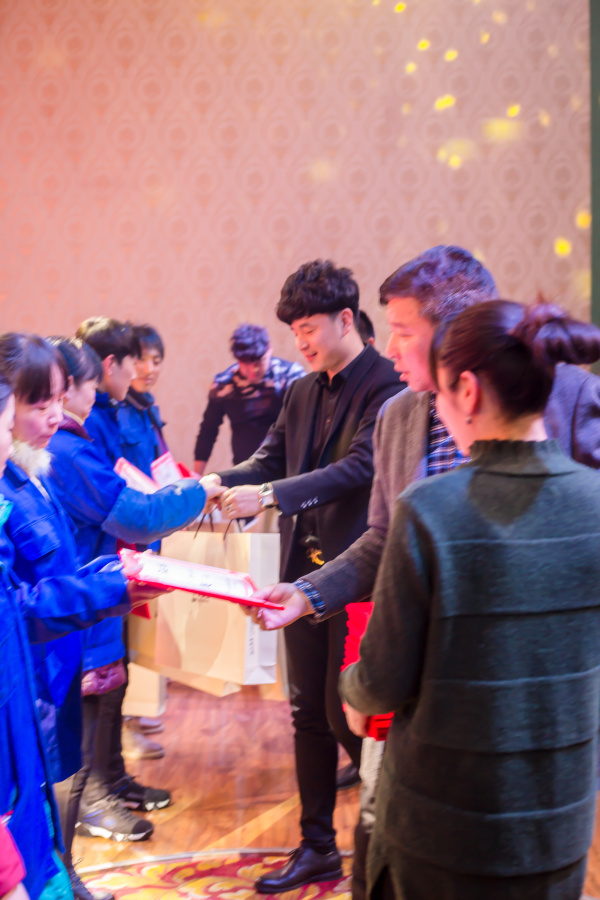 _（1）_公司领导向优秀员工颁奖.jpg