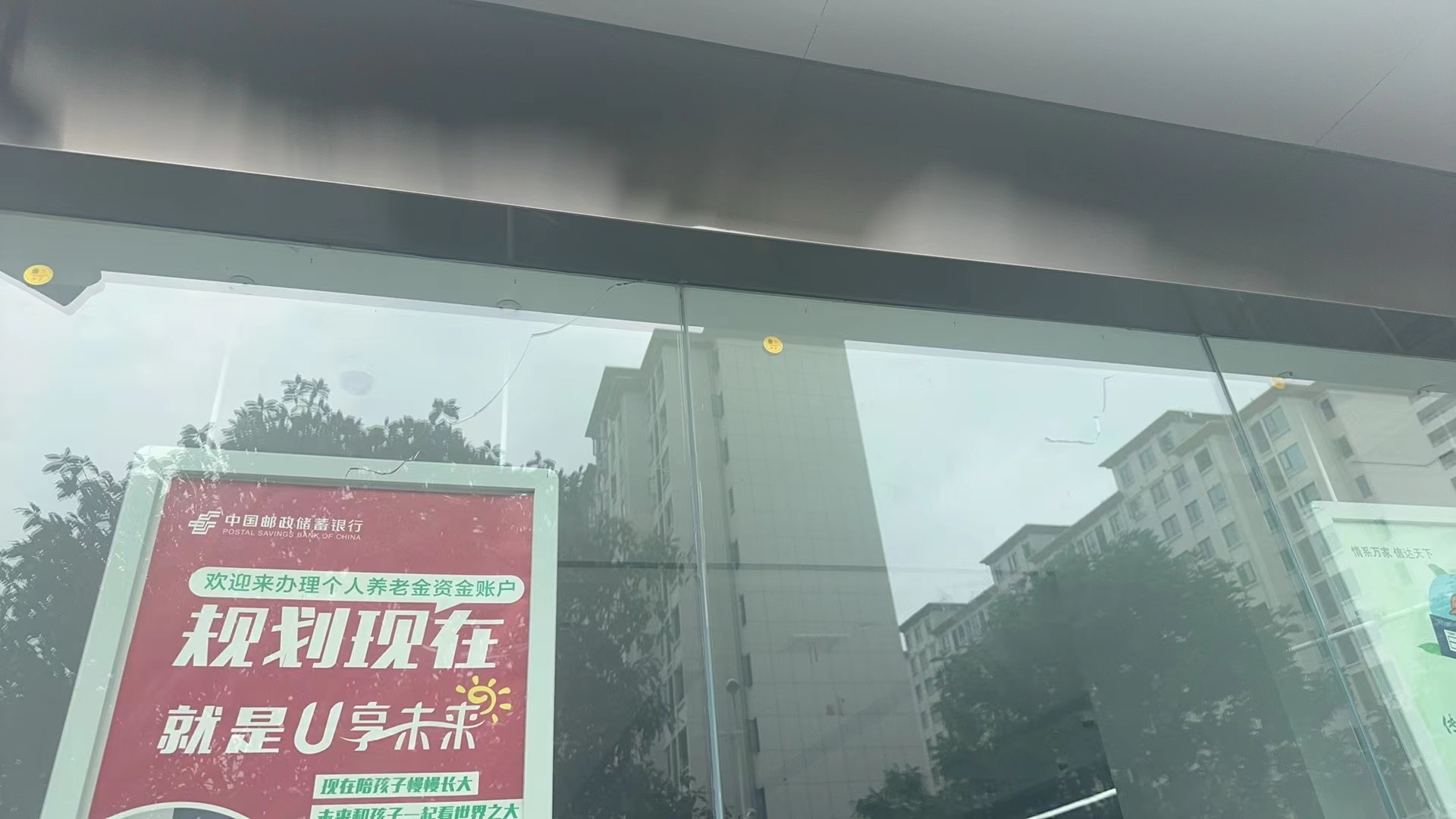 防弹玻璃裂纹 防弹玻璃裂纹