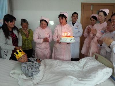 医护人员为患儿过生日