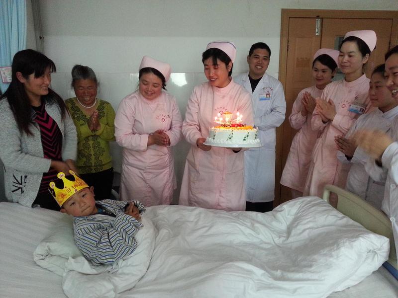 医护人员为患儿过生日