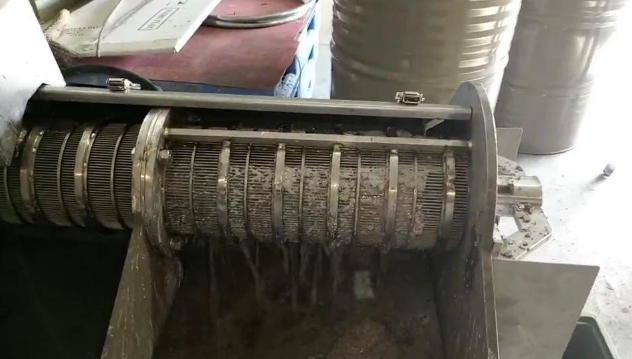 ѹե��ˮ�У�ϸС���������ɸ����϶�м���