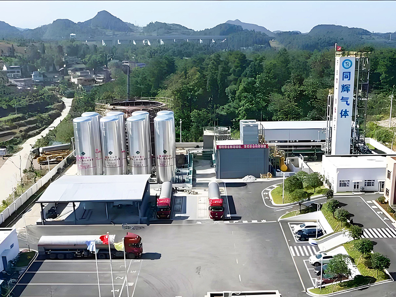 Ultra-pure ammonia and CO2 liquefaction and purification device